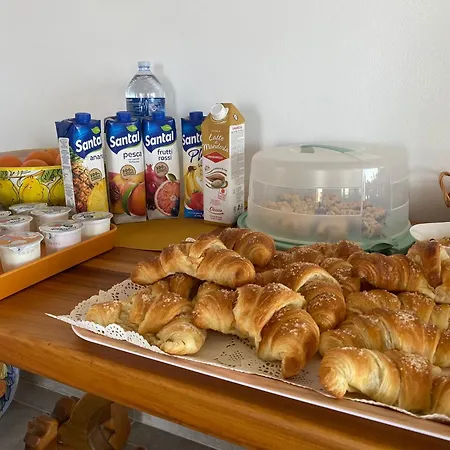 La Casa Di Pippo Flora Bed and Breakfast 3*